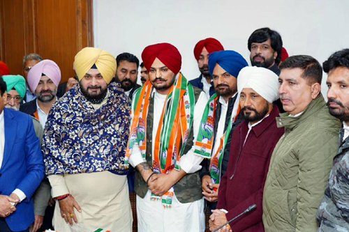 Moosewala in Congress, Sidhu remarks put him in fix yet again