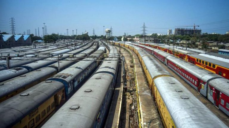 Train Cancelled: पंजाब में किसानों के प्रदर्शन ने प्रभावित किया रेल मार्ग, रेलवे ने रद्द की दर्जन ट्रेनें