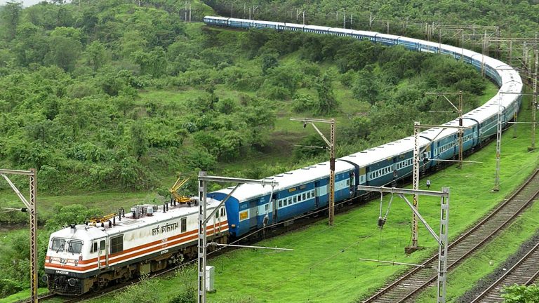 Indian Railways चक्रवात जवाद ने रद्द कराईं 35 ट्रेंने, ये है इनकी सूची