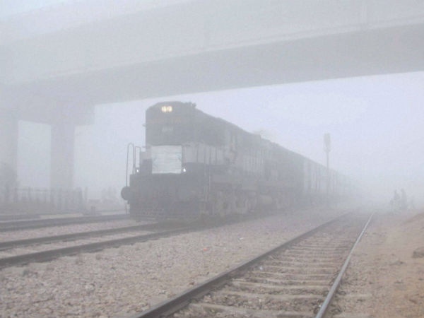 Northern Railway कोहरे ने गिराई ट्रेनों की रफ्तार, राजधानी समेत कई सुपरफास्ट ट्रेने तीन घंटे लेट, दो  हुईं कैंसिल