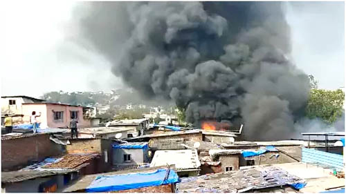 Massive fire in ​​Mumbai मुंबई के घाटकोपर इलाके में लगी भीषण आग, दमकल विभाग की 8 गाड़ियों ने पाया काबू