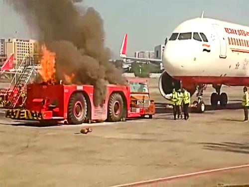 Accident At Mumbai Airport विमान को खींचने वाले वाहन में लगी आग, सभी यात्री सुरक्षित