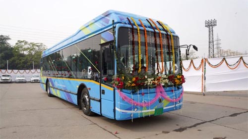 Electric Bus In Delhi दिल्ली में इलेक्ट्रिक बस की शुरूआत, सीएम केजरीवाल ने दी हरी झंडी