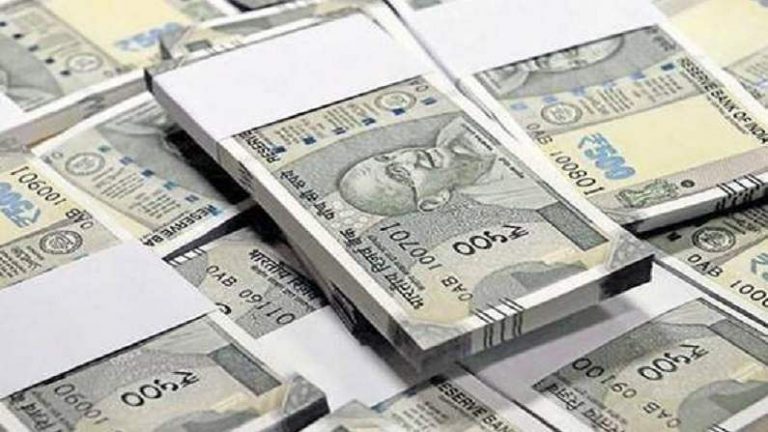 Rupee Depreciates वैश्विक बाजार में कारोबार की शुरूआत में लुढ़ाका रुपया, 26 पैसे हुई दर्ज गिरावट