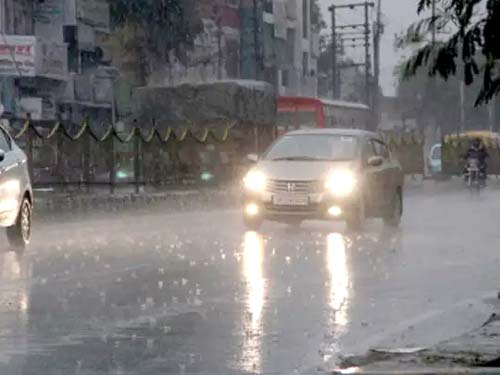 Rain in Delhi दिल्ली में मौसम ने ली करवट, सुबह से हो रही बारिश