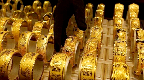 सोने चांदी की कीमतों में मामूली गिरावट, जानें Latest Gold Price