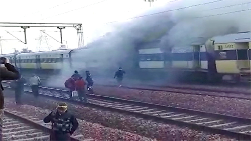 Fire In Train : सहारनपुर-दिल्ली पैसेंजर ट्रेन में आग, 3 बोगियां खाक