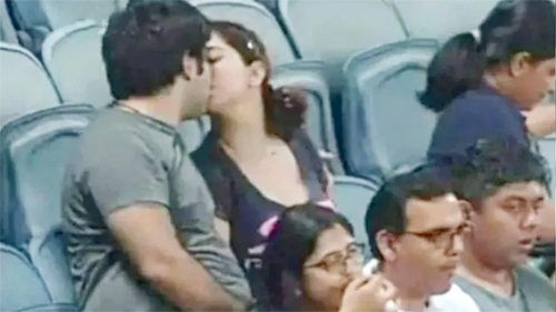 Couple Kissing In IPL 2022 : आईपीएल मैच के दौरान किस कर रहा था कपल, कैमरे की पड़ी नजर तो फैंस ने बनाए मजेदार मीम्स