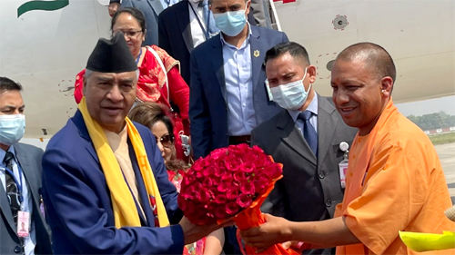 Nepal PM India Visit : नेपाल के प्रधानमंत्री शेर बहादुर देउबा पहुंचे वाराणसी, सीएम योगी ने किया स्वागत