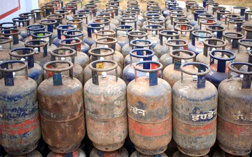 Commercial Cylinder Rate : महीने के पहले दिन लगा महंगाई का तगड़ा झटका, कॉमर्शियल गैस सिलेंडर 250 रुपए महंगा