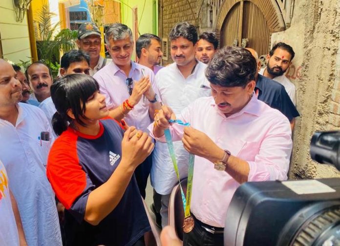 Divya Kakran Tied Rakhi to MP Manoj Tiwari