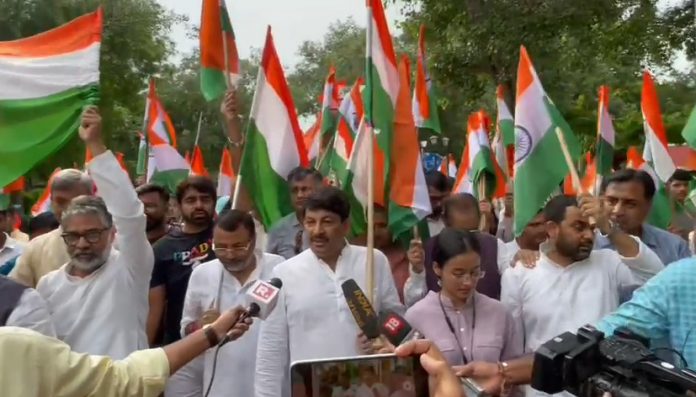 MP Took out Tricolor Prabhat Pheri