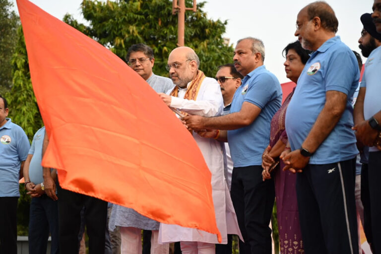 शाह ने हरी झंडी दिखाकर प्रधानमंत्री नरेन्द्र मोदी क्रॉस कंट्री स्लम दौड़ का किया शुभारंभ, 10 हजार लोग हुए शामिल