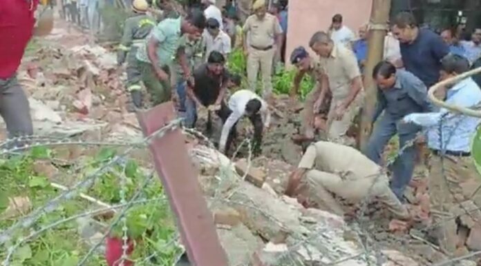 wall collapsed in noida sector 21